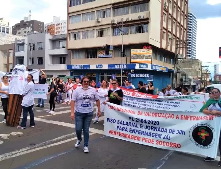Profissionais de enfermagem de PG fazem ato contra o congelamento do piso salarial e ameaçam greve