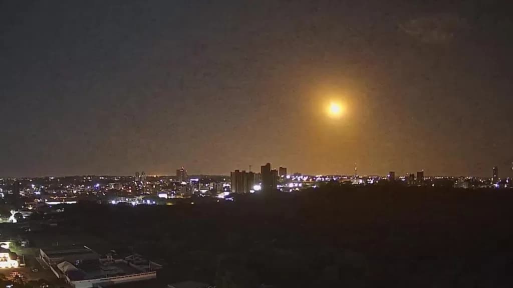 Clarão misterioso no céu chama atenção de moradores no Paraná