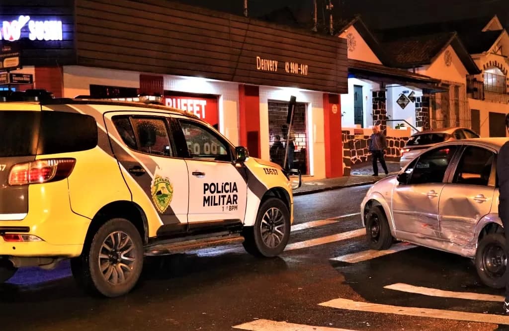 Motorista fura preferencial e causa acidente no centro de Ponta Grossa