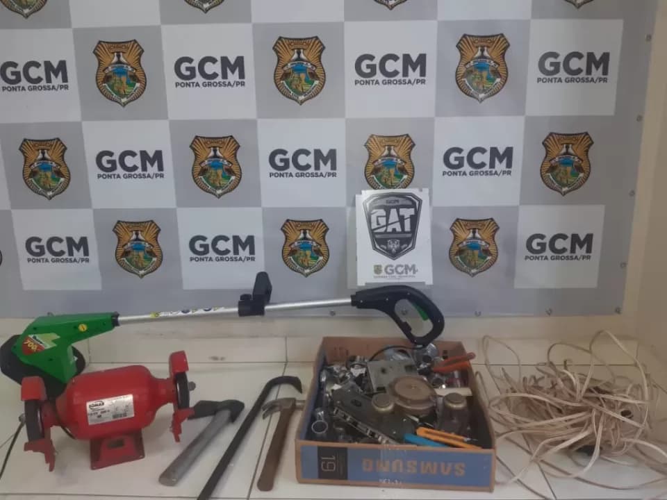 Dois homens são presos com cobre e ferramentas em PG