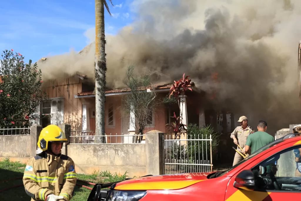 Casa é destruída por incêndio provocado por criança de dois anos em bairro de PG