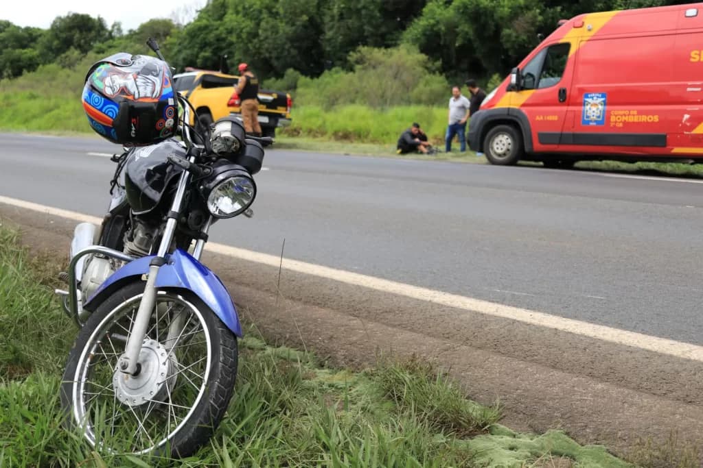 Motociclista sofre ferimentos após colidir em traseira de Honda Civic em PG