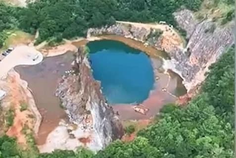 Homem cai de altura de 20 metros após corda de tirolesa romper em lagoa azul no PR