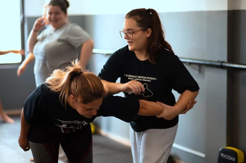 Escola de Artes Marciais dá aulão de defesa para mulheres em PG