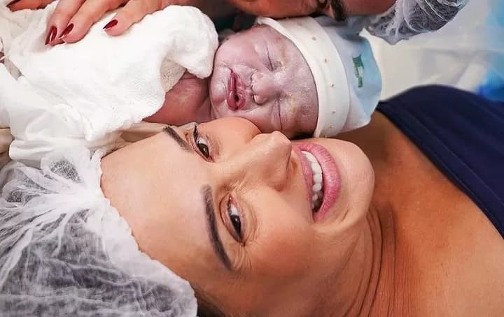 Aos 56 anos, atriz Cláudia Raia dá a luz ao terceiro filho