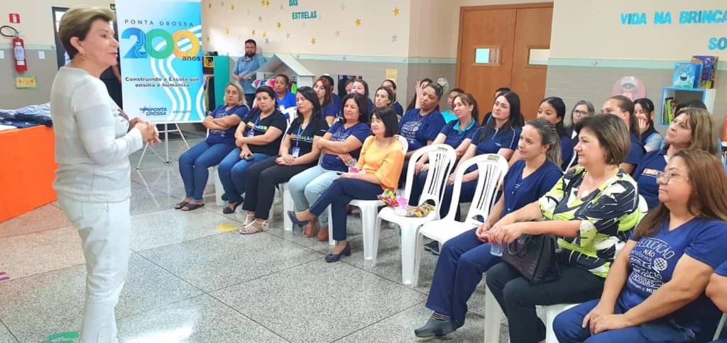 <strong>Servidores da Educação recebem uniformes profissionais</strong>