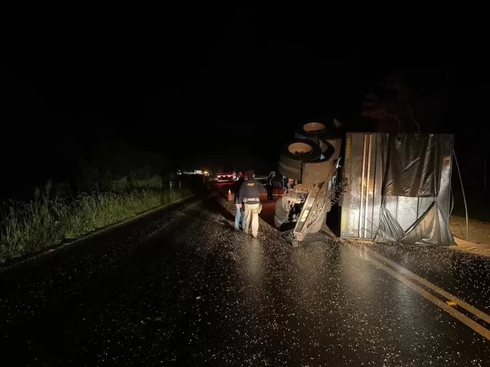 Acidente entre caminhão e Van deixa quatro pessoas feridas em Palmeira