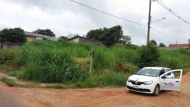 Proprietários de imóveis são notificados por deixarem o terreno sujo