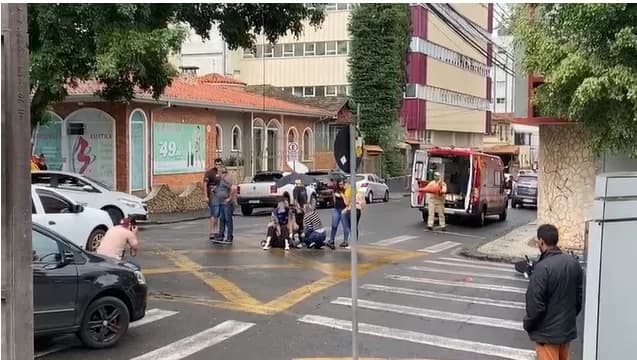 Motociclista fica ferida em colisão no centro de PG