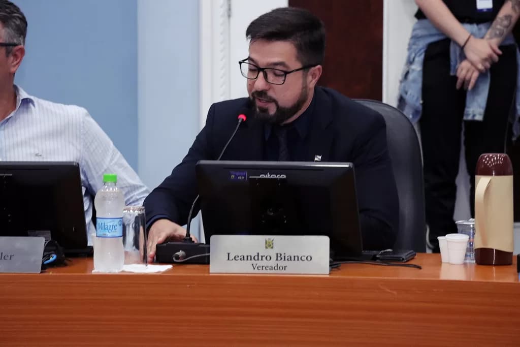 Transição de gênero em menores é alvo do vereador Leandro Bianco