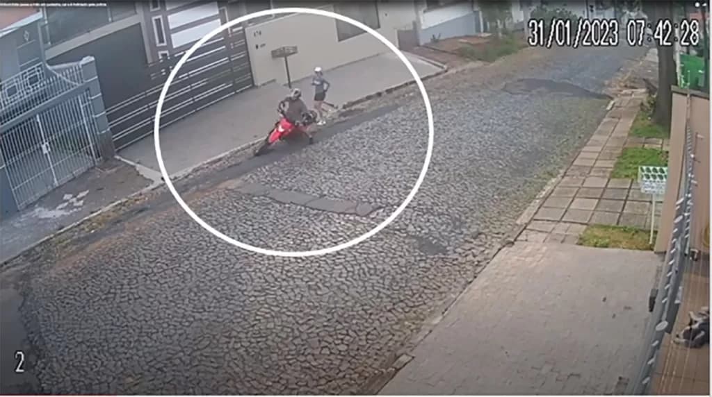 Motociclista passa mão em pedestre, cai e é indiciado pela Polícia