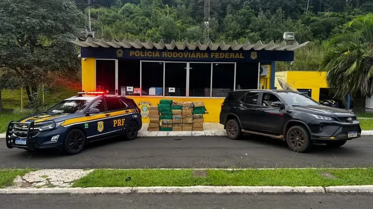 PRF recupera caminhonete roubada e apreende mais de 600 quilos de maconha