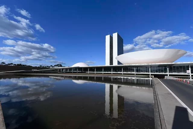 Senadores tomam posse em sessão rápida