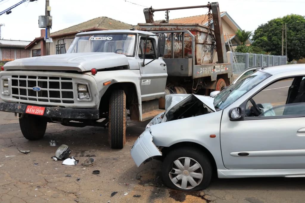 Carro fura preferencial e deixa dois idosos feridos em PG