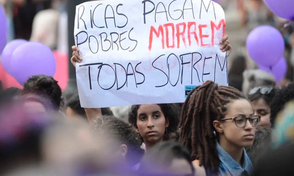 Rio de Janeiro - Mulheres defendem legalização do aborto e protestam contra CPI na escadaria da Assembléia Legislativa do Estado do Rio de Janeiro (Fernando Frazão/Agência Brasil)
