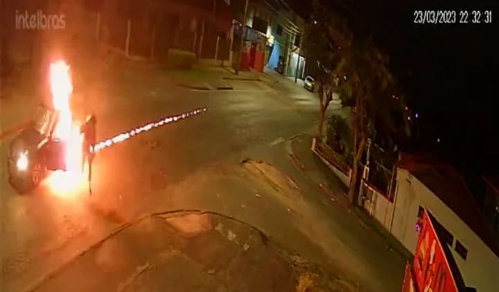 Motorista escapa de carro pegando fogo em Carambeí