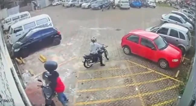 Dupla tenta furtar motos trancadas com cadeado em Castro; veja vídeo