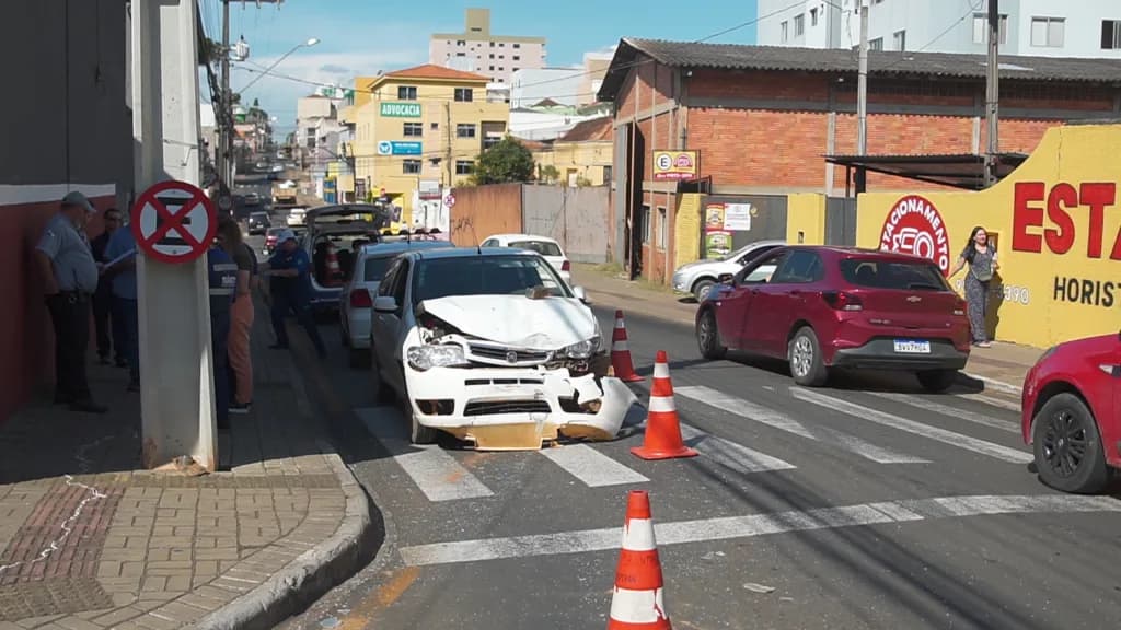Motorista fura a preferencial e provoca acidente no Centro de PG