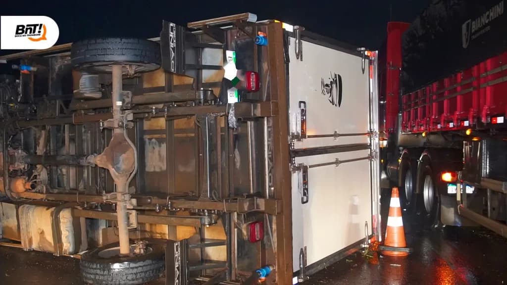 Tombamento de caminhão deixa duas vítimas em PG