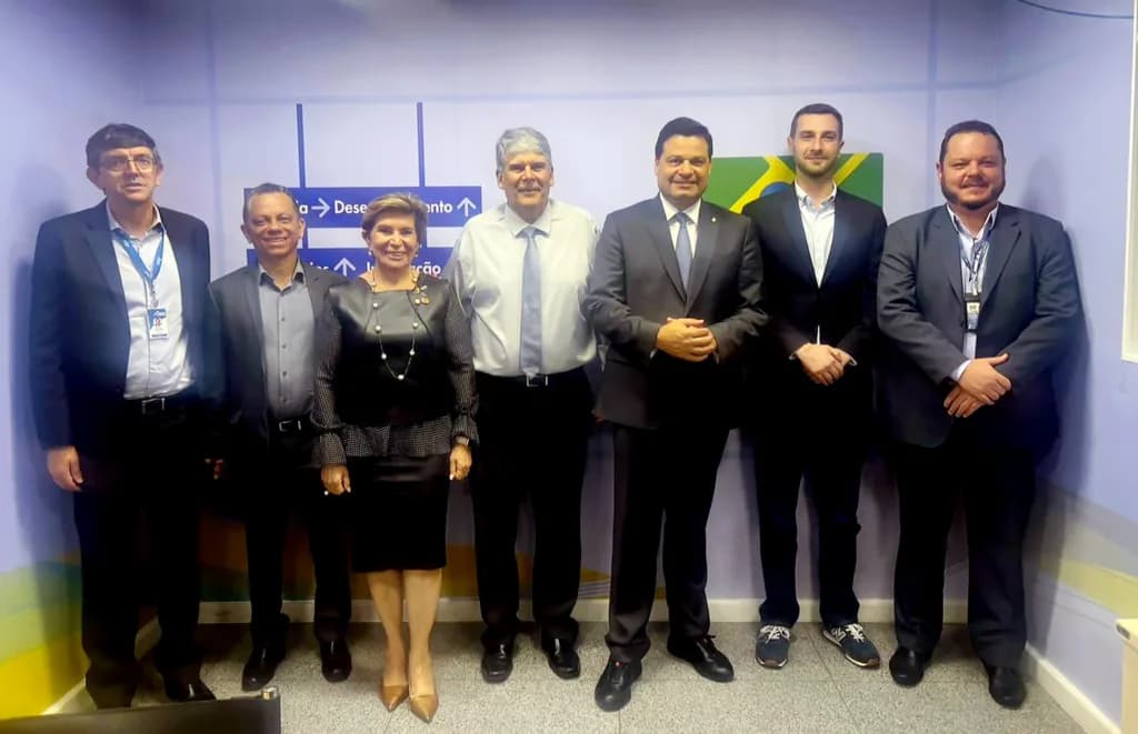 Prefeita Elizabeth Schmidt, do secretário da Fazenda, Cláudio Grokoviski, do secretário de Infraestrutura e Planejamento, Henrique do Vale e do deputado federal, Sandro Alex representaram a cidade de Ponta Grossa