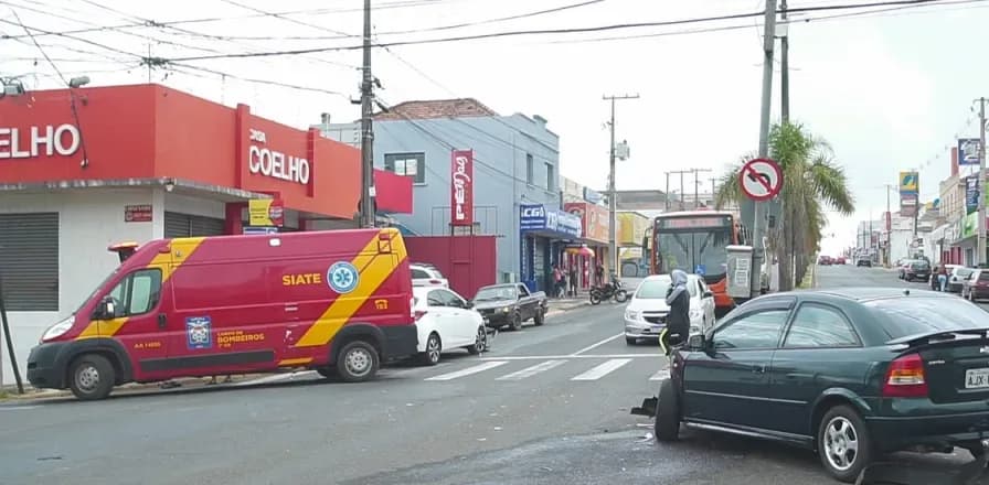 Forte colisão entre automóveis deixa mulher ferida