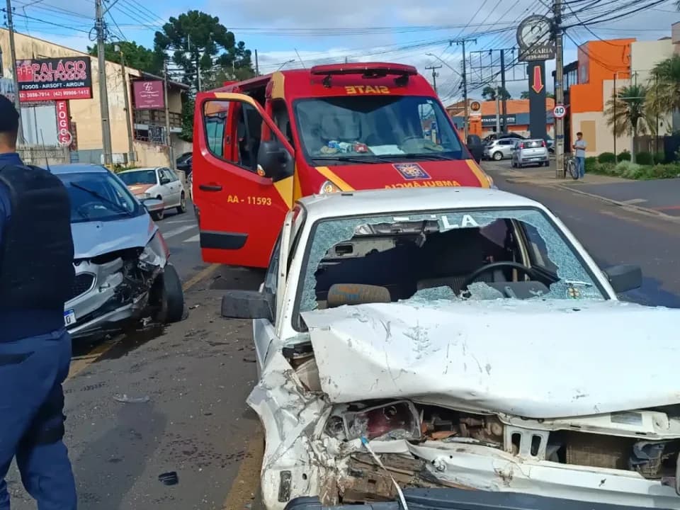 Casal é lançado contra o para-brisa após colidir veículo na Carlos Cavalcanti