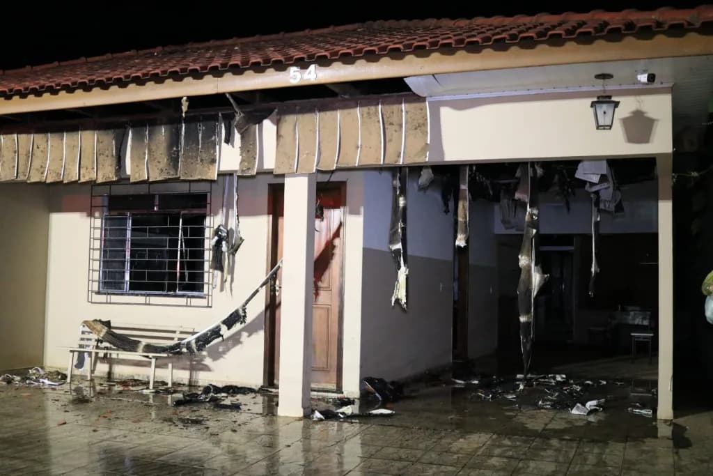 Bombeiros combatem incêndio em casa no Cará-Cará