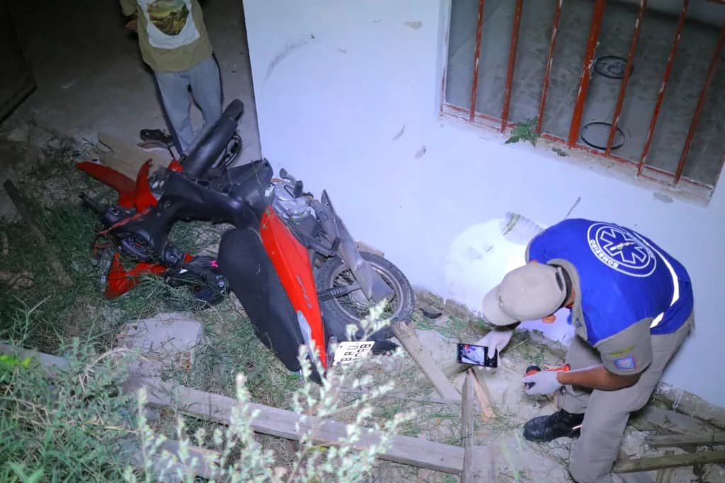 Mulher embriagada colide contra residência em PG