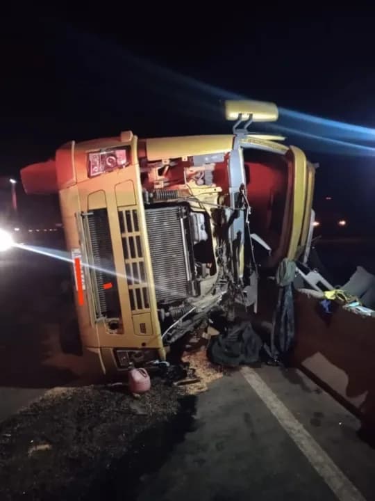 Caminhão bitrem tomba, colide com mureta e mata motorista na BR-376