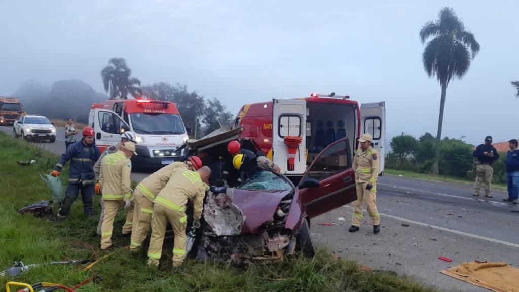 Colisão frontal deixa casal e criança gravemente feridos na BR-373
