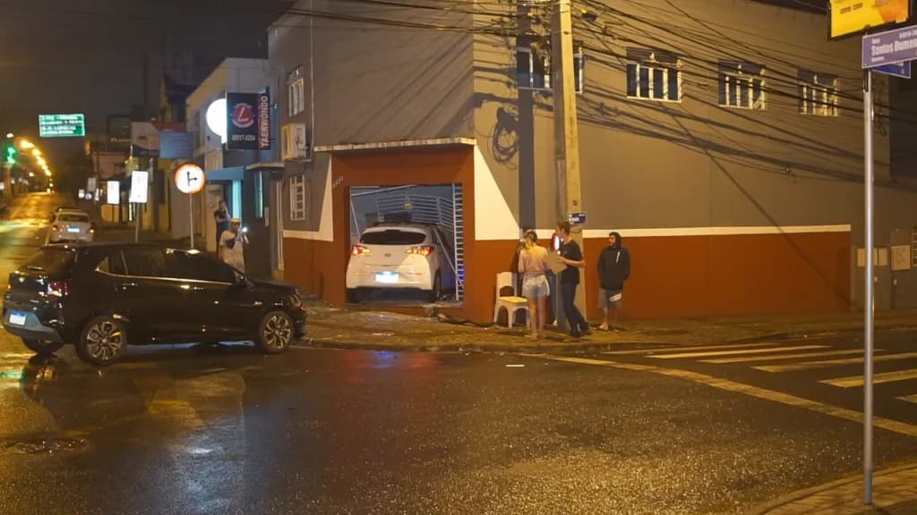 Carro invade ponto comercial em colisão entre três veículos no centro de PG