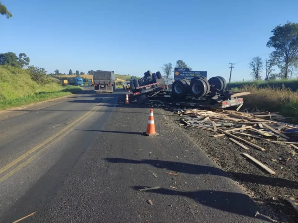 Caminhão tomba e deixa motorista ferido em Arapoti