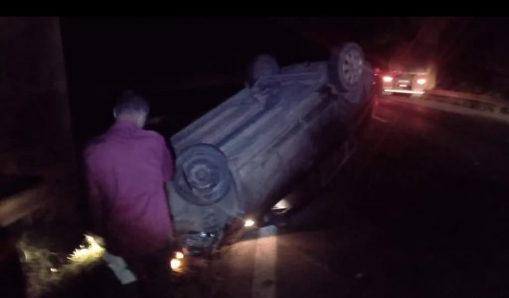 Motorista perde o controle de carro e capota na PR-151