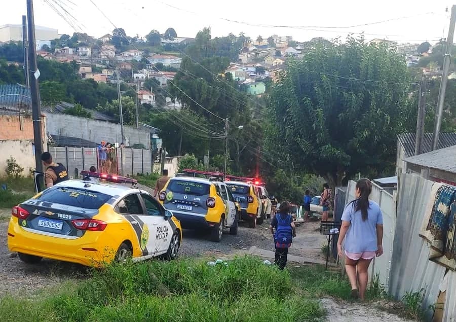 Homem é baleado por dois menores ao chegar em casa em bairro de PG