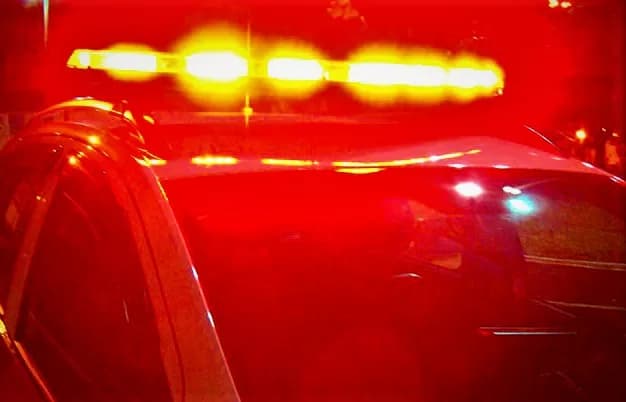 Homem é detido após disparar tiros na frente de condomínio em rua de Uvaranas