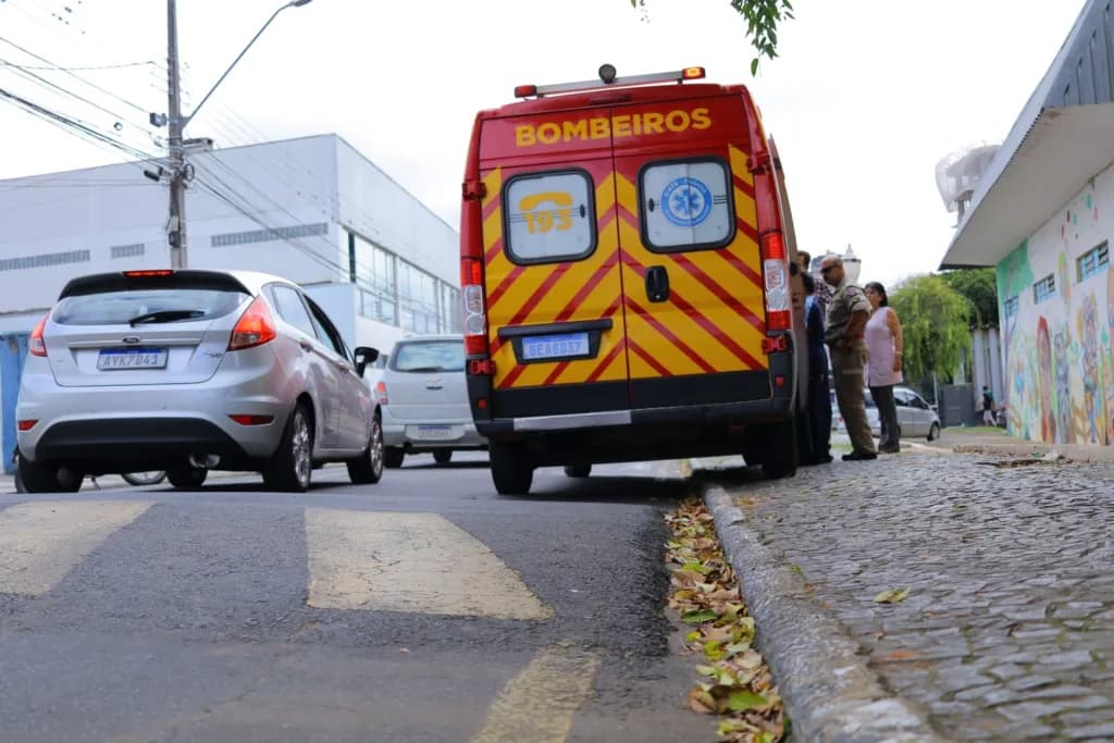 Menina de 10 anos atravessa rua correndo e é atingida por carro na frente de colégio de PG