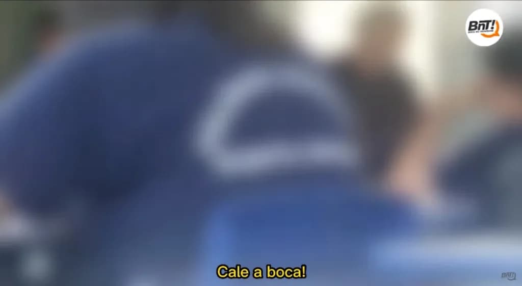 Professor mandando aluna calar a boca dentro da sala de aula