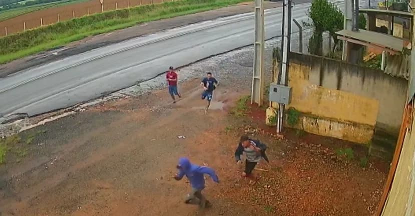 Dupla tenta furtar fiação elétrica e são apedrejados por moradores em PG; veja vídeo