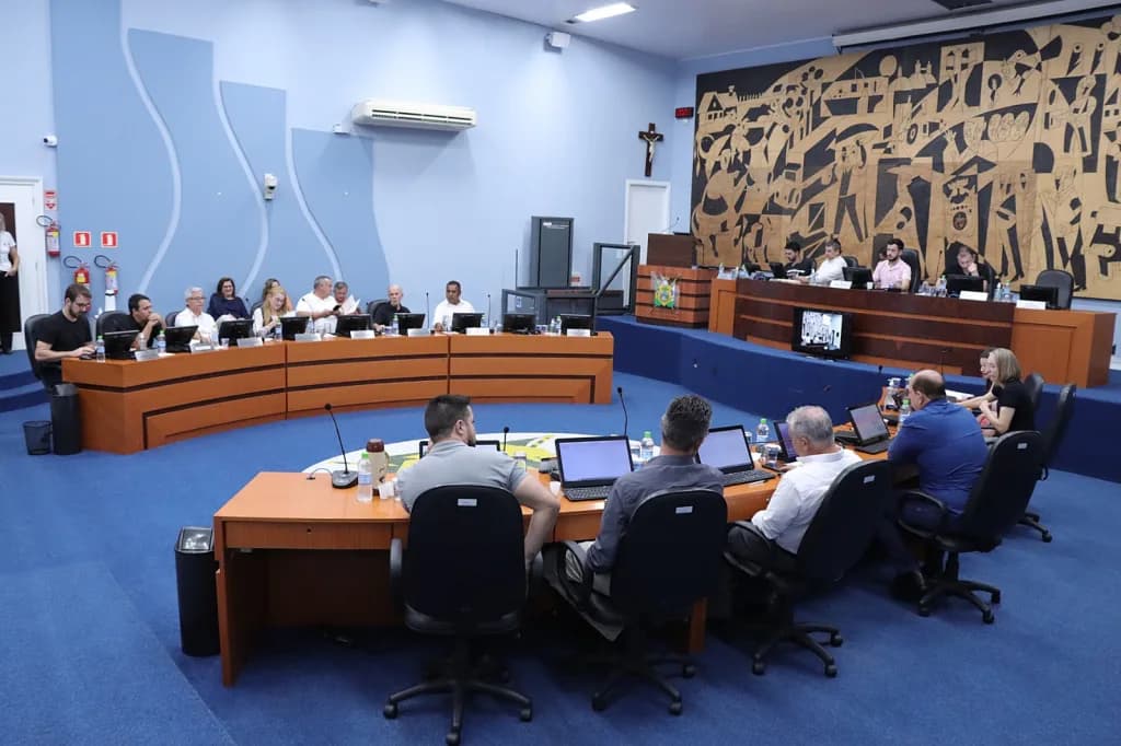 No final da sessão, as monções e as indicações apresentadas foram aprovadas por 16 votos