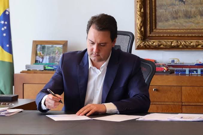 Ratinho Júnior anuncia abertura de concurso para contratação de professores da rede estadual