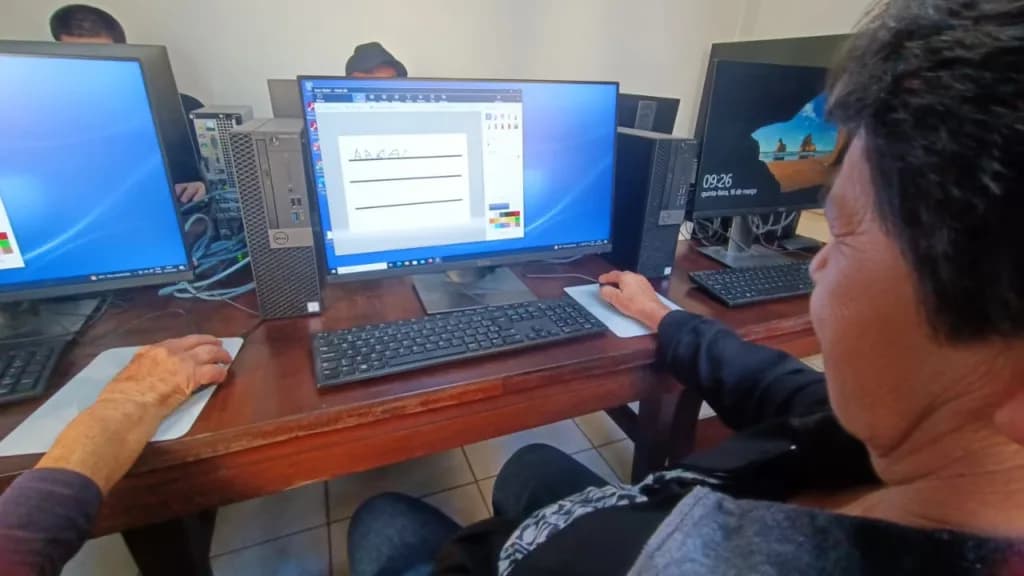 a Fundação de Assistência Social de Ponta Grossa, por meio do Cecon Nova Rússia, aderiu ao Programa Viver, do Governo Federal, que oferta aulas de inclusão digital para pessoas idosas.