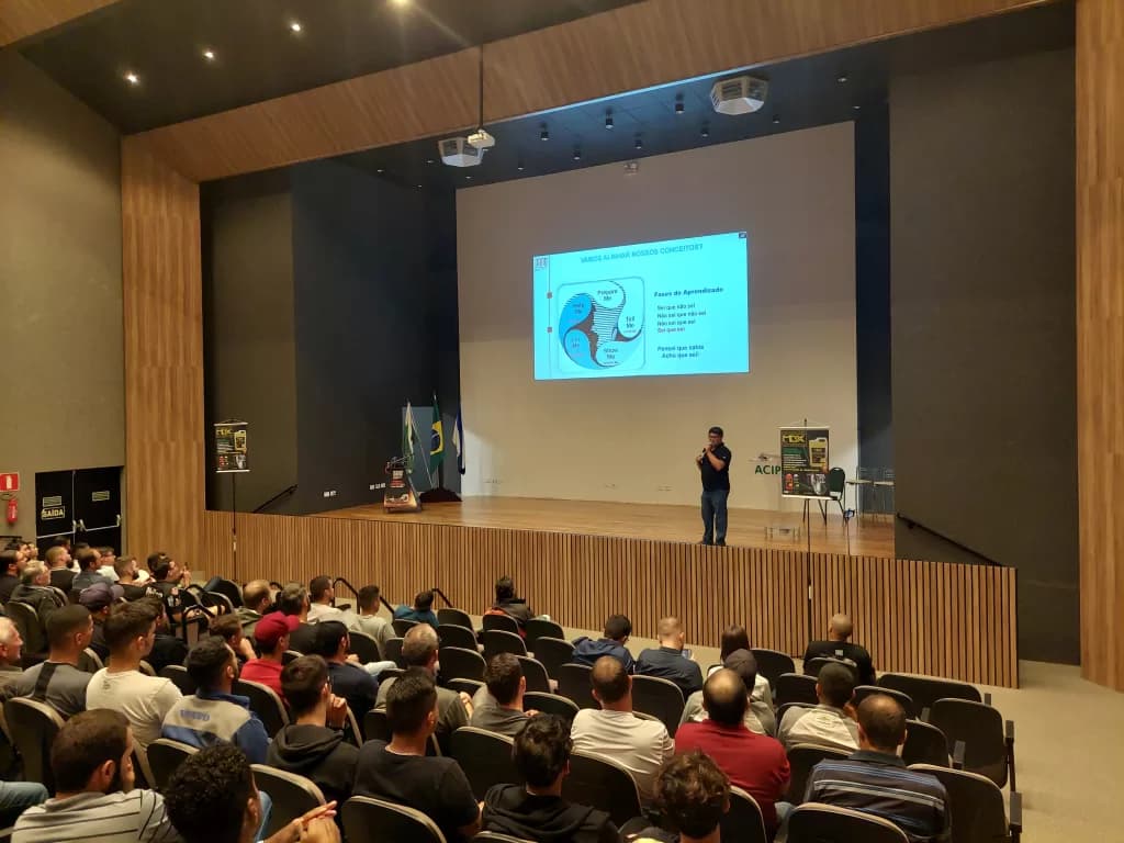 <strong> Palestra sobre lubrificantes lota auditório da ACIPG</strong>