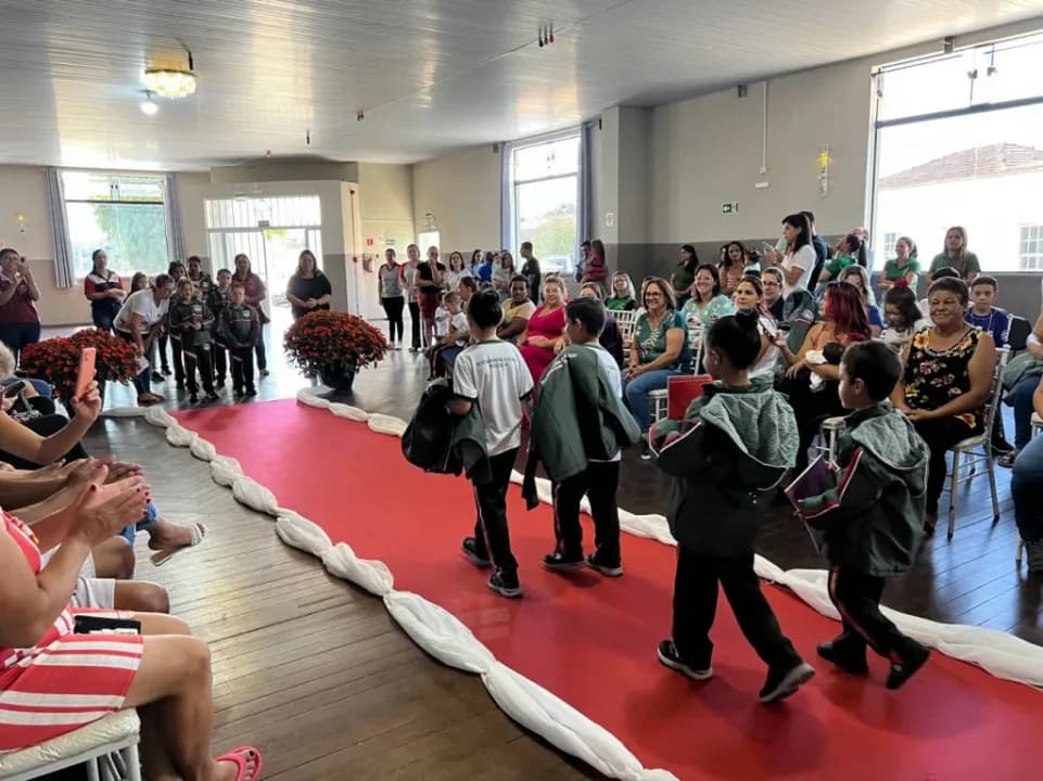 Prefeitura de Piraí do Sul realiza cerimônia para entrega de uniformes escolares