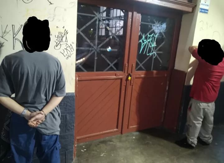 Joven detidos por pichar portas da estação Arte em PG