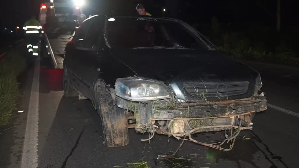 Carro fica sem rodas traseiras após ser fechado por caminhão