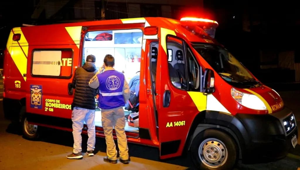 Colisão deixa dois motociclistas com suspeita de fratura em PG