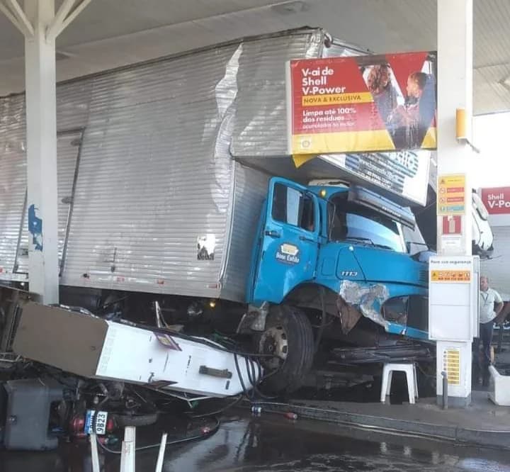 Caminhão desgovernado invade posto e atinge bomba de combustível em PG
