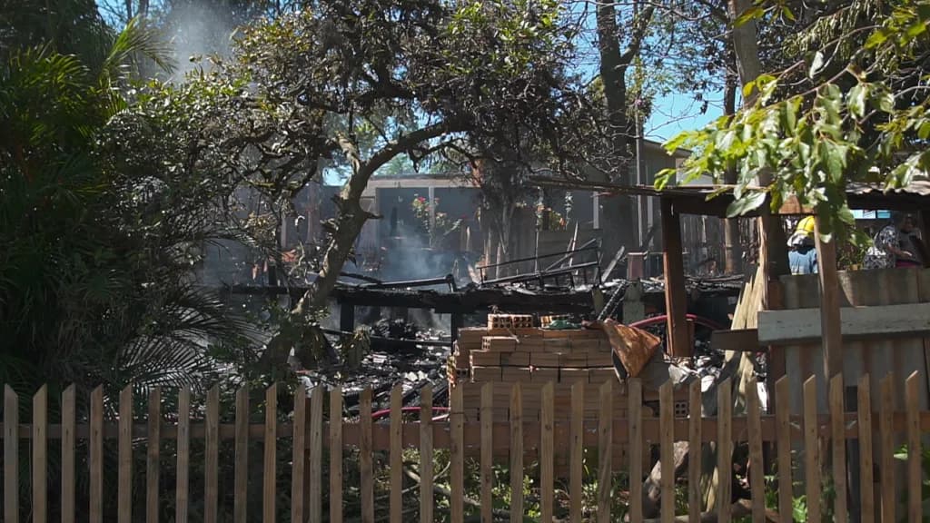 Casa pega fogo na Colônia Dona Luiza