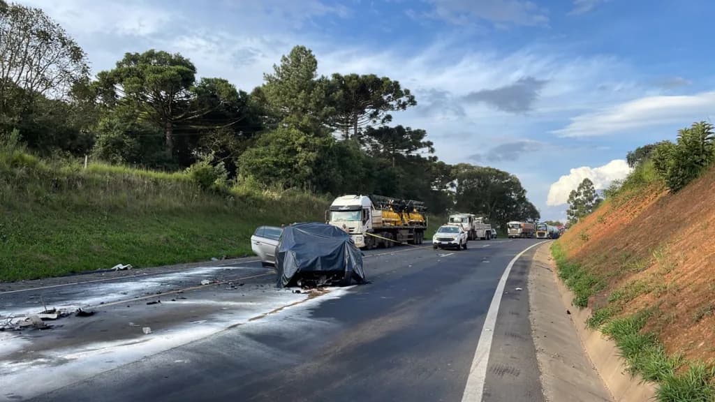 Acidente entre dois carros e caminhão mata mulher na BR-277