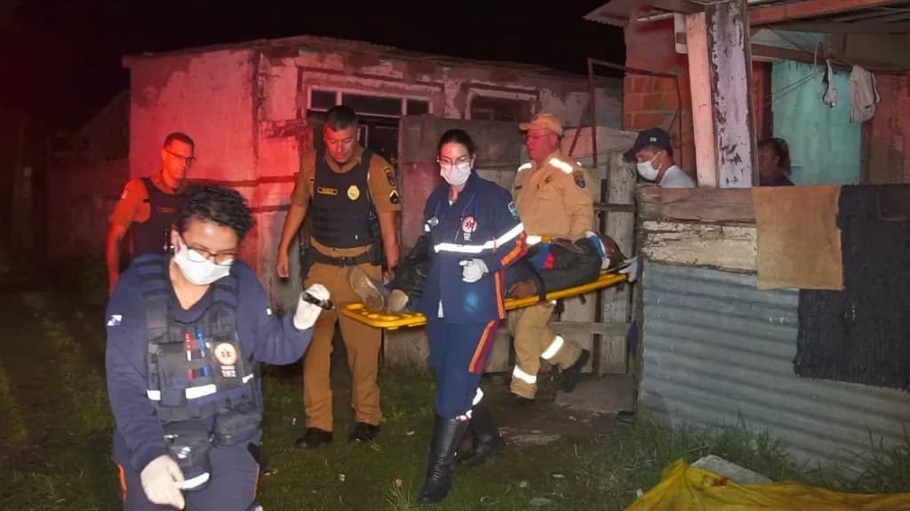 Homem agride mulher e é golpeado com uma barra de ferro em PG